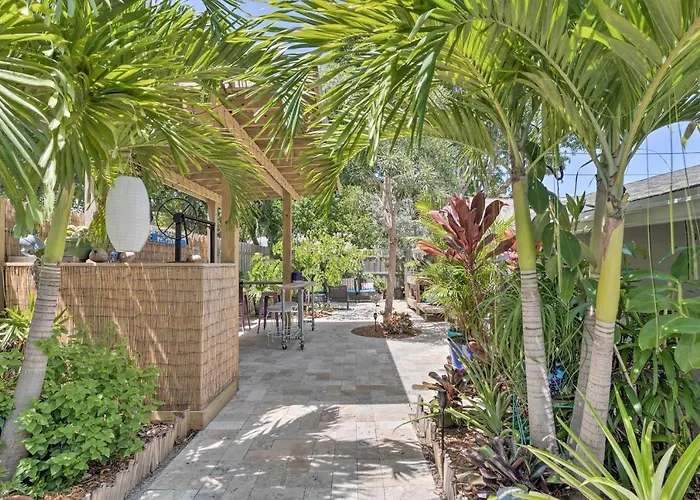 Heated Saltwater Pool + Bar: Del Ray Cottage!